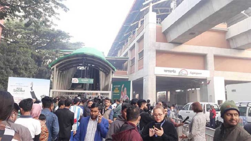 মেট্রোরেলে উঠতে স্টেশনে দীর্ঘ লাইন