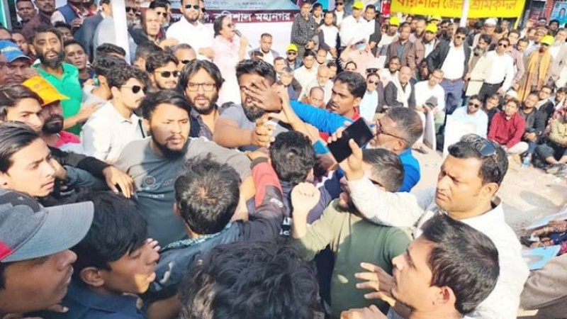 বরিশালে স্লোগান দেওয়া নিয়ে ছাত্রদল ও স্বেচ্ছাসেবকদলের মধ্যে হাতাহাতি