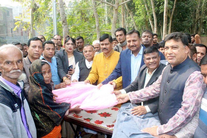 বাবুগঞ্জে শীতার্ত মানুষের মাঝে কম্বল বিতরণ