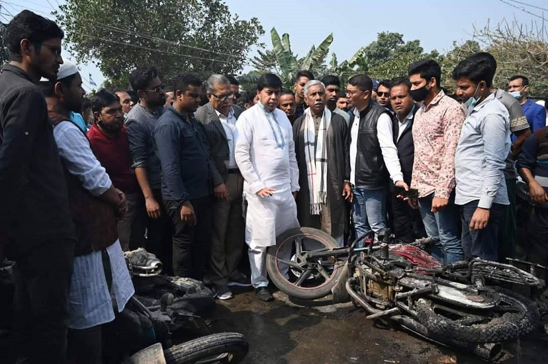 সিরাজগঞ্জের ১৩টি মোটরসাইকেলে অগ্নিসংযোগ
