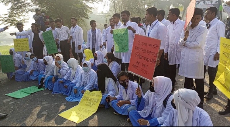 ৫ দফা দাবিতে শিক্ষার্থীদের সড়ক অবরোধ