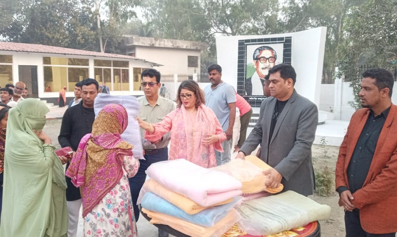 শীতার্তদের মাঝে কম্বল বিতরণ করলেন এ্যাড. নাহিদ সুলতানা যুথি