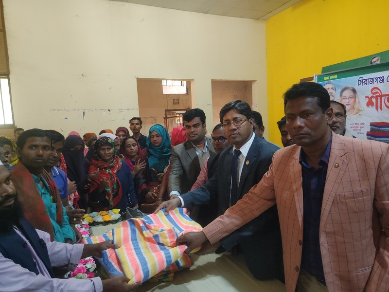 রায়গঞ্জে ৫ শতাধিক অসহায়দের মাঝে শীতবস্ত্র বিতরণ
