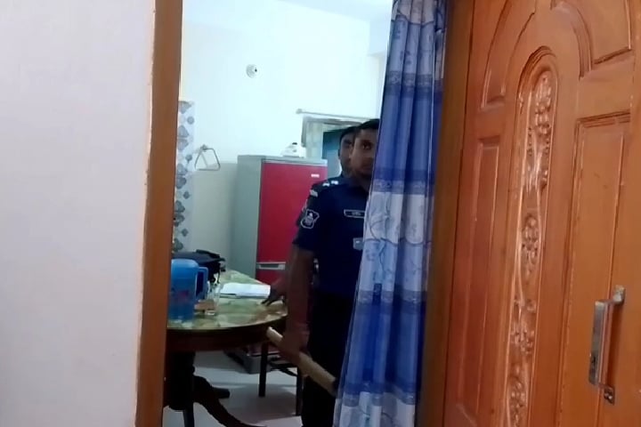 স্বামীকে ভিডিও কলে রেখে স্ত্রীর আত্মহত্যা