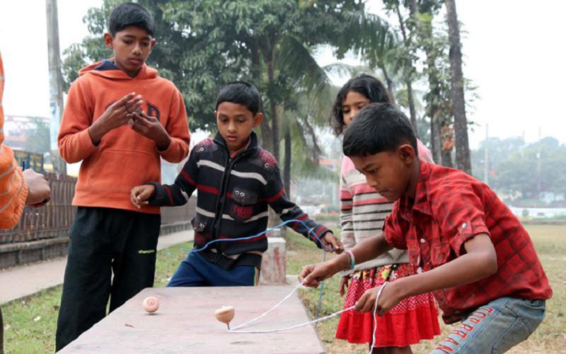 গ্রামীণ খেলা লাটিম বিলুপ্তের পথে