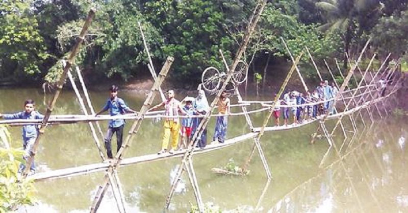 চার ইউনিয়নের লোকজনের ৫২ বছর ধরে সাঁকোতে পারাপার