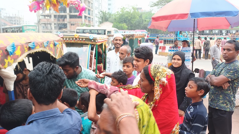 গবির ফার্মেসী বিভাগের শিক্ষার্থীদের উদ্যোগে ইফতার বিতরণ