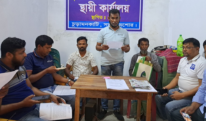 স্ত্রীকে তালাকের পর প্রবাসী মোস্তফা বাড়ি ছাড়া