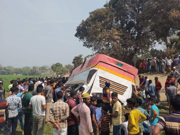নেত্রকোণায় বাস উল্টে নিহত ১, আহত অর্ধশত