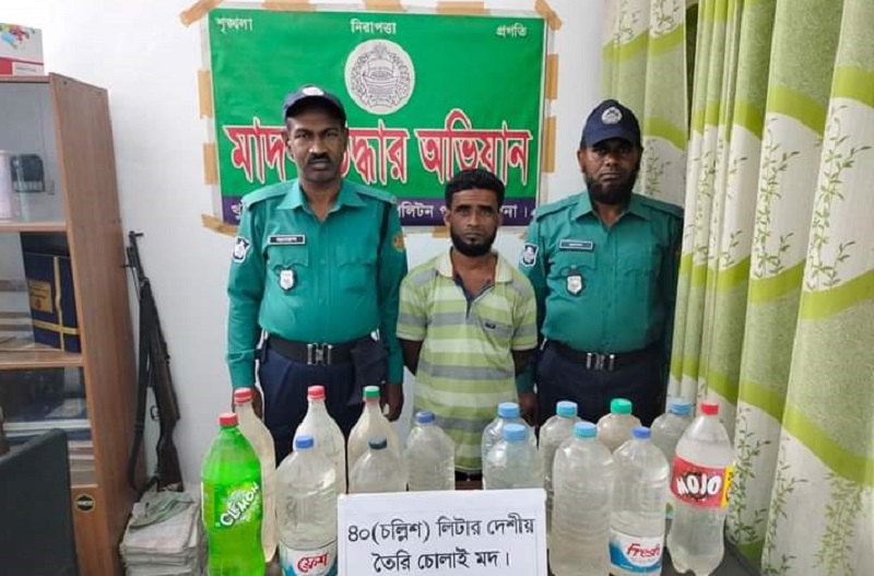 খুলনায় চোলাই মদ গাঁজাসহ গ্রেফতার ৩