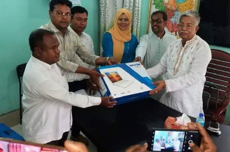 ডুমুরিয়ার ৭৮টি সরকারি প্রাথমিক বিদ্যালয়ে ল্যাপটপ বিতরণ