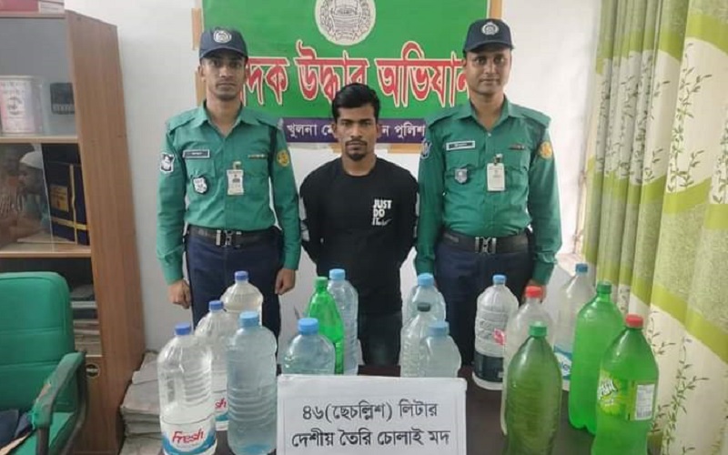 খুলনায় চোলাই মদ ইয়াবা ট্যাবলেট গাঁজাসহ গ্রেপ্তার ৩