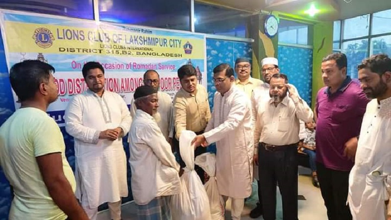 লক্ষ্মীপুরে লায়ন্স ক্লাবের উদ্যোগে দরিদ্র মানুষের মধ্যে খাদ্য সামগ্রী বিতরণ