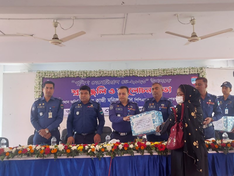 দেশসেবায় জীবন উৎসর্গকারী পুলিশ সদস্যদের স্মরণে সাতক্ষীরা পুলিশের শ্রদ্ধাঞ্জলি