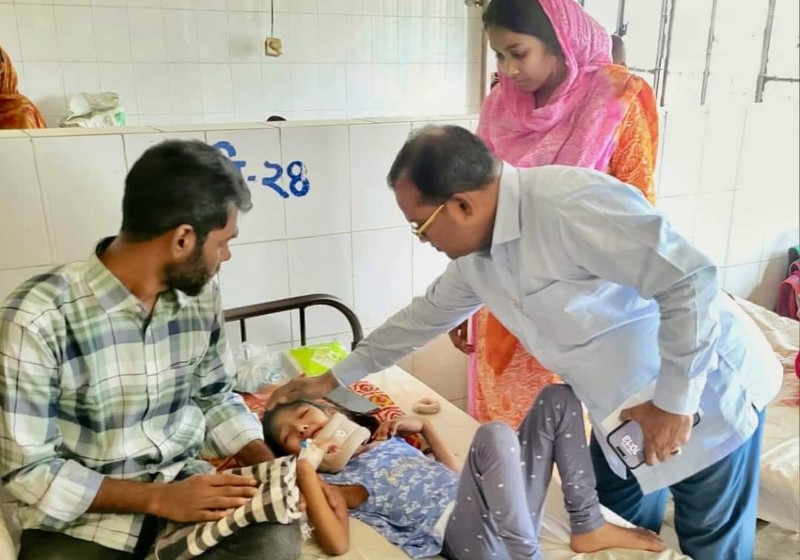 নিহত বিএনপি নেতা নান্টুর পরিবারের পাশে নাজমুল হাসান