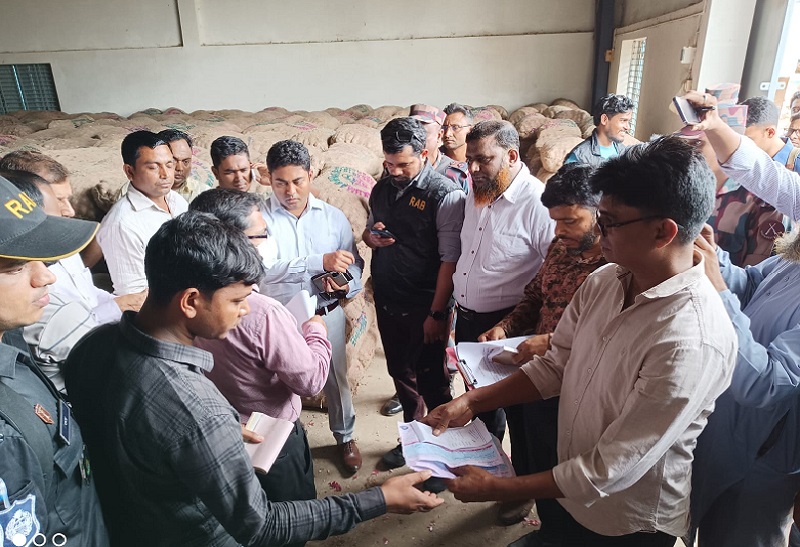 ভোমরা বন্দরে পেয়াজ মজুদ, ৫০ হাজার টাকা জরিমানা