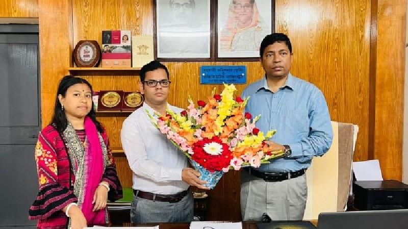 নড়াইল ভূমি অফিস পরিদর্শন করলেন জেলা প্রশাসক