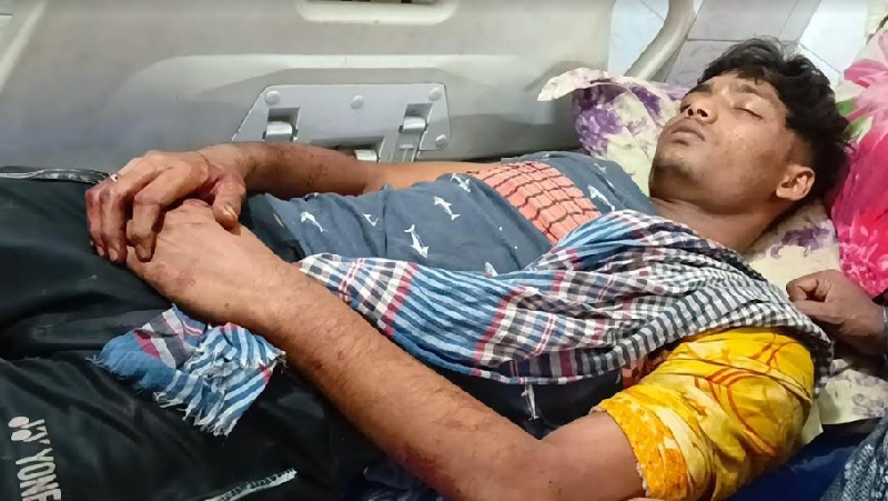 নড়াইলে বাবা-ছেলেকে কুপিয়ে আহত করেছে প্রতিপক্ষরা