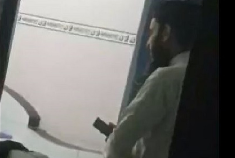 মোবাইল দেখে তারাবির ইমামতি, এরপর…