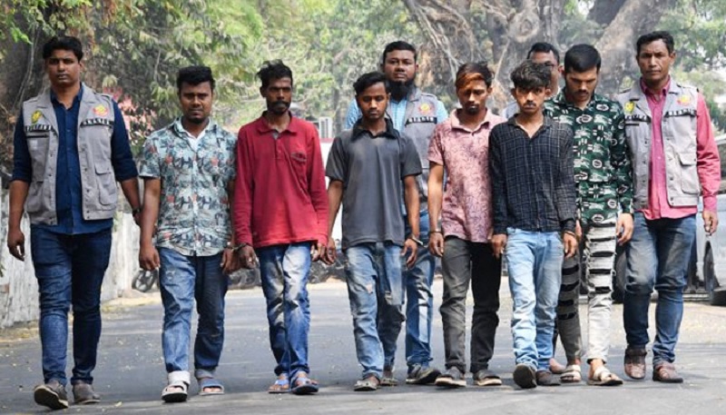 চালক-হেলপারকে জিম্মি করে বাসে ডাকাতি করত তারা