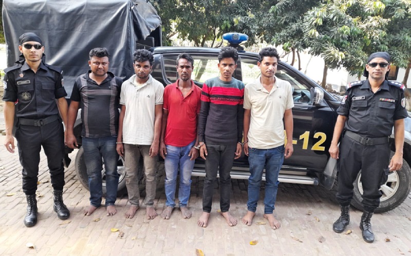 বগুড়ায় ৩৩৭ বোতল ফেনসিডিলসহ গ্রেপ্তার ৫