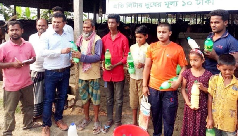 রমজানে ১০ টাকা লিটারে দুধ বিক্রি করবেন এক খামারি