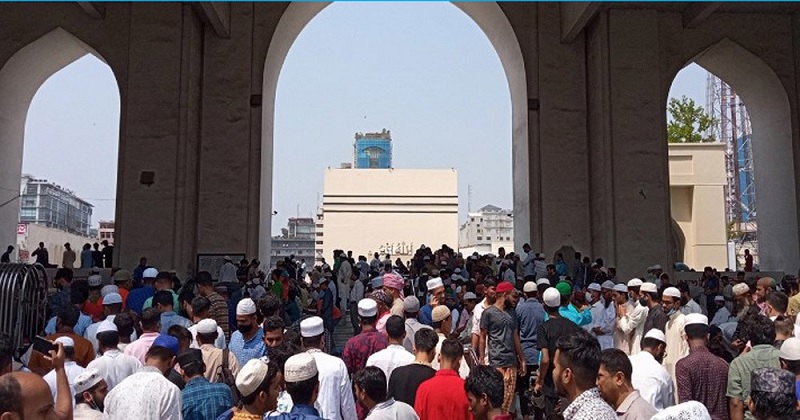 রমজানের প্রথম জুমায় মুসল্লিদের ঢল