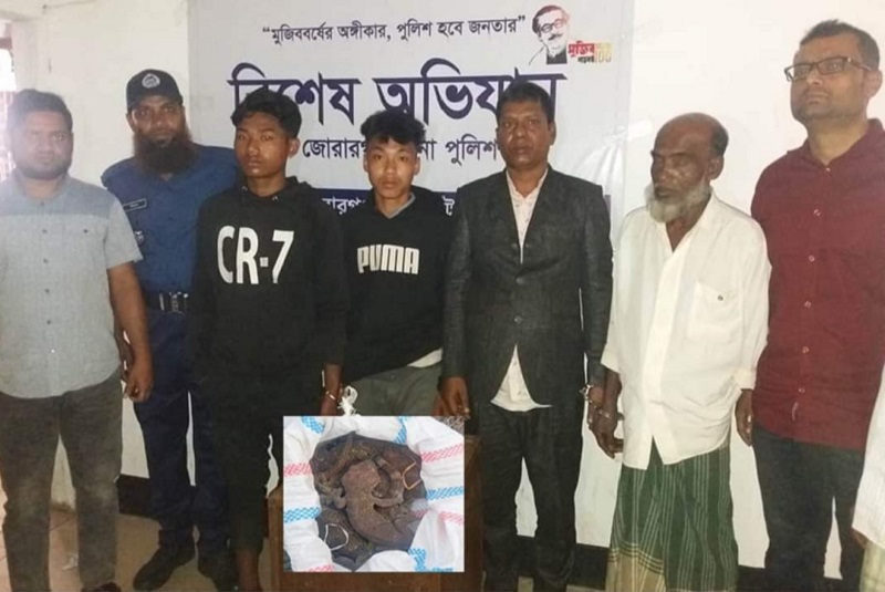 চট্টগ্রামে ১২ টি তক্ষকসহ ৪ পাচারকারী আটক