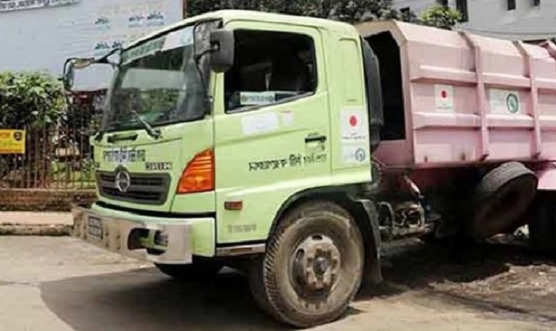 রাজধানীতে ময়লার গাড়ির ধাক্কায় নিহত ১
