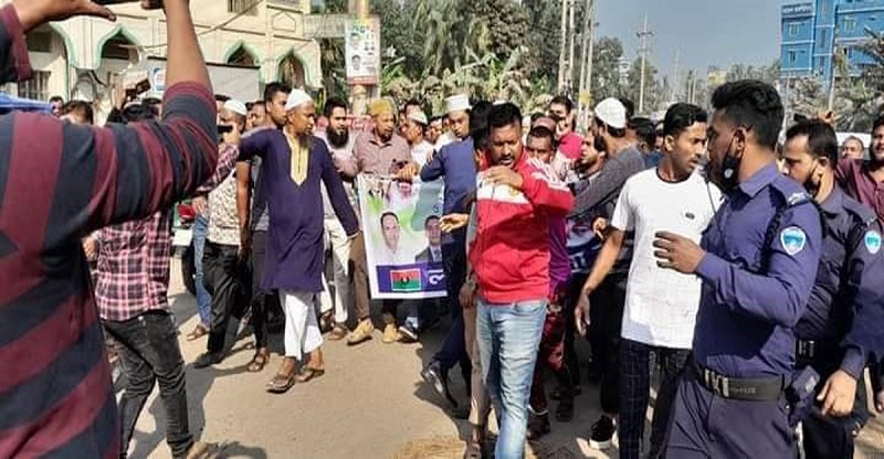 পু‌লি‌শের বাধার মু‌খে যুবদলের বিক্ষোভ মিছিল