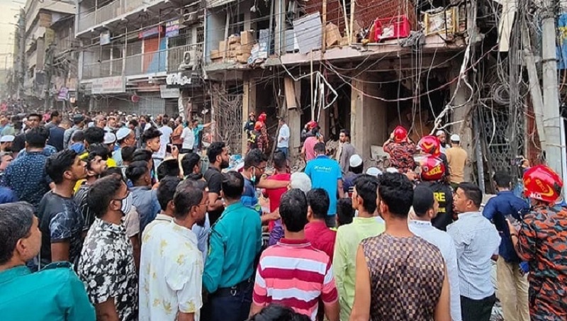 গুলিস্তানে বিস্ফোরণ: ভবনটির ধসে পড়া ঠেকাতে কাজ চলছে