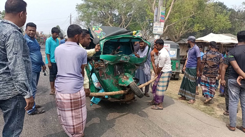 বগুড়ায় ট্রাক-সিএনজির সংঘর্ষ, নিহত ১