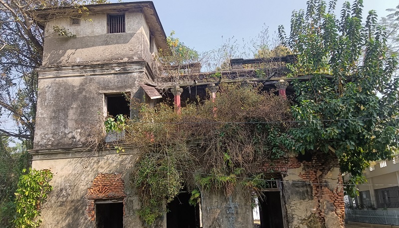 অযত্ন-অবহেলায় ধ্বংসের মুখে দ্বিতল জমিদার প্রসাদ