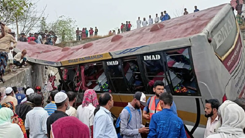 মাদারীপুরে যাত্রীবাহী বাস দুর্ঘটনা: নিহত ১৬, আহত ৩০