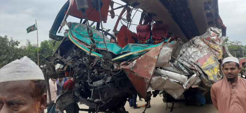 মাদারীপুরে তিনটি কারণে বাস দুর্ঘটনা: সড়কে দুর্ঘটনা বন্ধে ১৪ টি সুপারিশ তদন্ত কমিটির