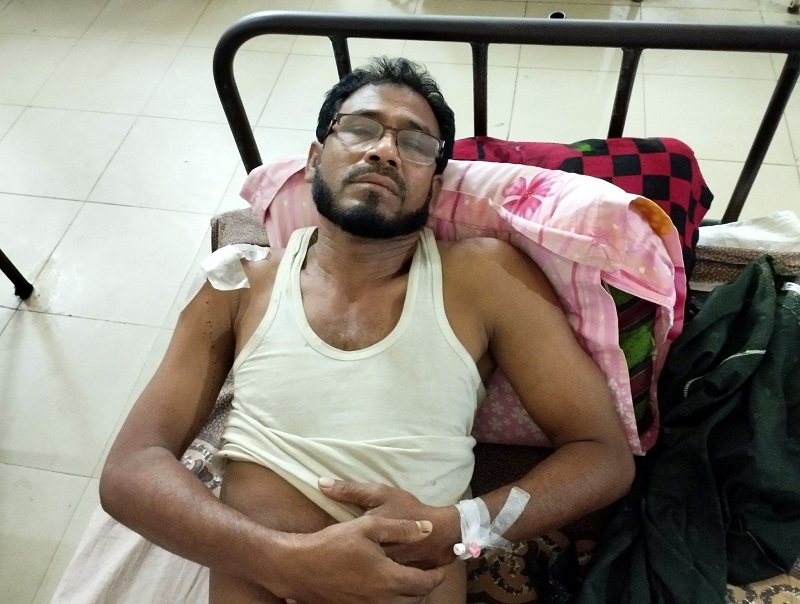 নড়াইলে শিক্ষককে কুপিয়ে হত্যা করার চেষ্টার অভিযোগ