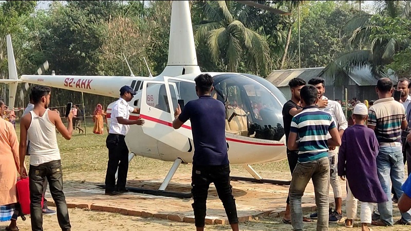 হেলিকপ্টারে চড়িয়ে মায়ের স্বপ্ন পূরণ করলেন প্রবাসী শরিফুল