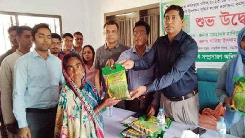 নড়াইলে কৃষকের মাঝে বিনামূল্যে বীজ বিতরণ