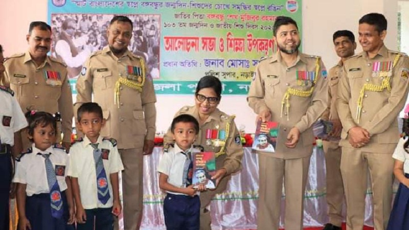 নড়াইলে বঙ্গবন্ধুর জন্মবার্ষিকী ও জাতীয় শিশু দিবস উপলক্ষে শিশুদের মাঝে বই বিতরণ