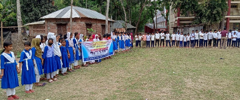 নড়াইলে প্রধান শিক্ষকের অবসারণের দাবিতে মানববন্ধন 