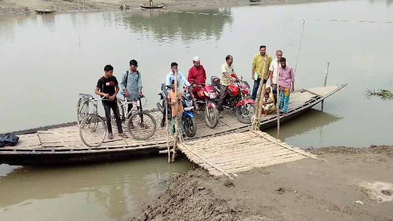দশানী নদীতে ব্রীজ না থাকায় ভোগান্তিতে ৫ লক্ষাধিক মানুষ