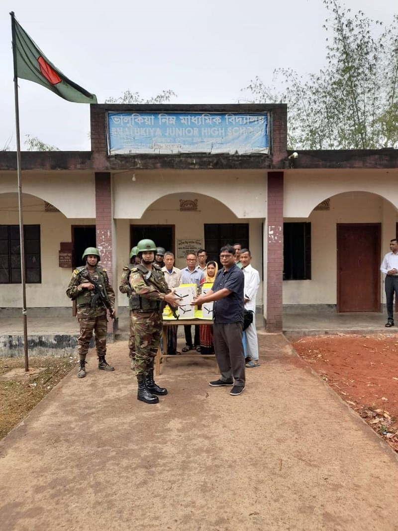সেনাবাহিনীর উদ্যোগে শিক্ষা প্রতিষ্ঠানে বৈদ্যুতিক ফ্যান বিতরণ