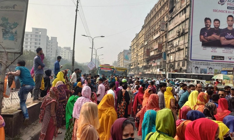 বনানীতে সড়ক অবরোধ, বিপাকে যাত্রীরা