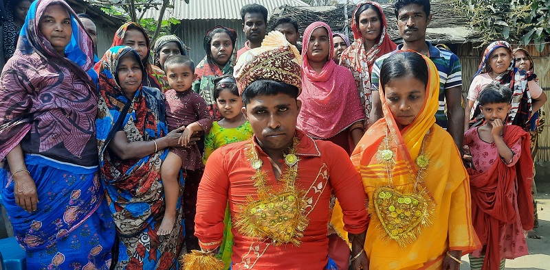 বর-কনে উভয়ের উচ্চতাই ৪২ ইঞ্চি