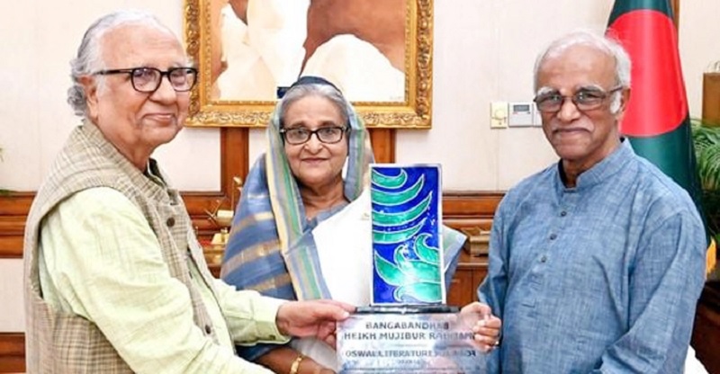 বঙ্গবন্ধুকে দেওয়া ‘ফসওয়াল সাহিত্য’ পুরস্কার প্রধানমন্ত্রীর কাছে হস্তান্তর