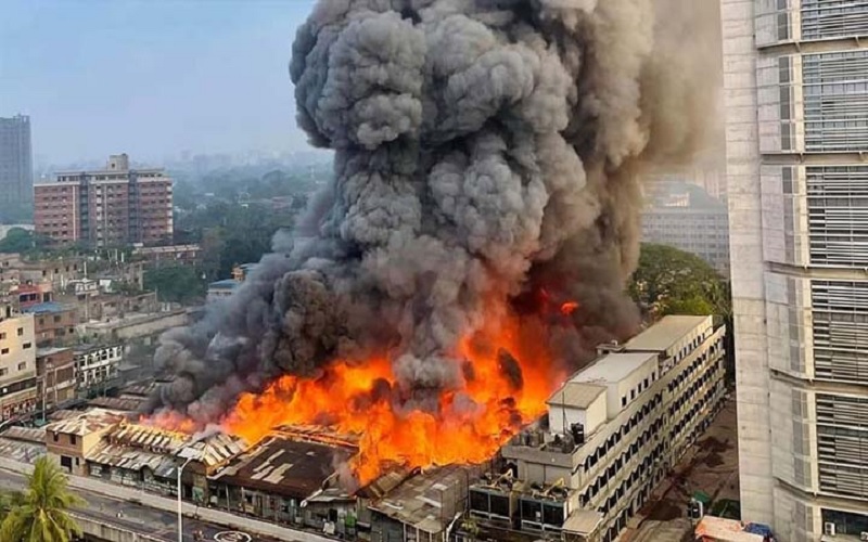 রাজধানীর বঙ্গবাজারে আগুন বেড়েই চলেছে, নিয়ন্ত্রণে কাজ করছে ৫০ ইউনিট