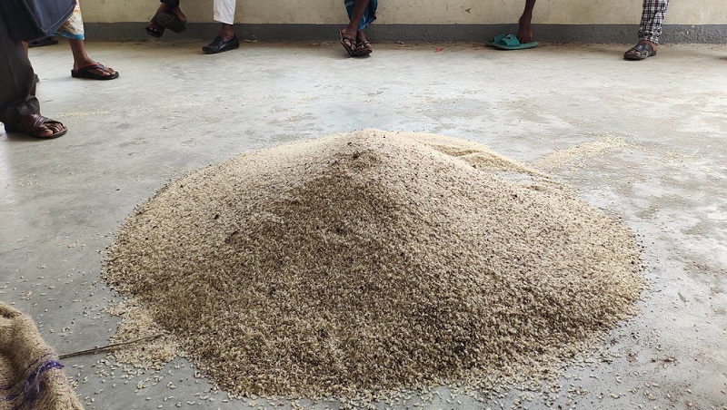 বরগুনায় হতদরিদ্ররা ঈদে পেল পঁচা চাল