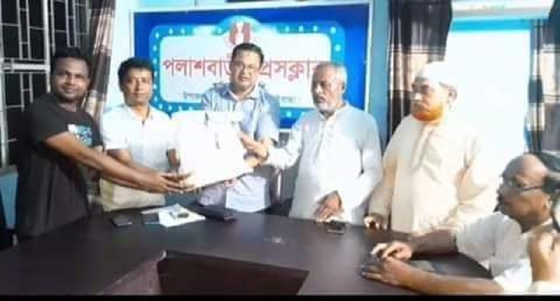 পলাশবাড়ীতে সাংবাদিকদের মাঝে ঈদ উপহার সামগ্রী বিতরণ পলাশবাড়ীতে সাংবাদিকদের মাঝে ঈদ উপহার সামগ্রী বিতরণ