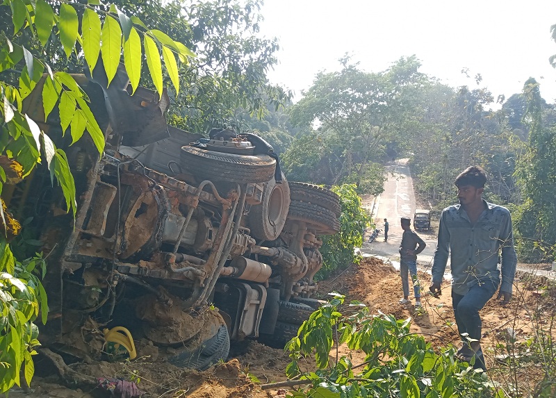 রাঙ্গামাটির রাজস্থলীতে সীমান্ত সড়কের পাথর বোঝাই ট্রাক উল্টে খাদে