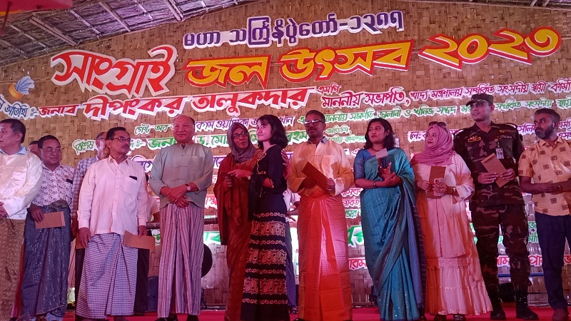 মারমা সম্প্রদায়ের সবচেয়ে বড় ঐতিহ্যবাহী সাংগ্রাই জল উৎসব যেন সম্প্রীতির বন্ধন